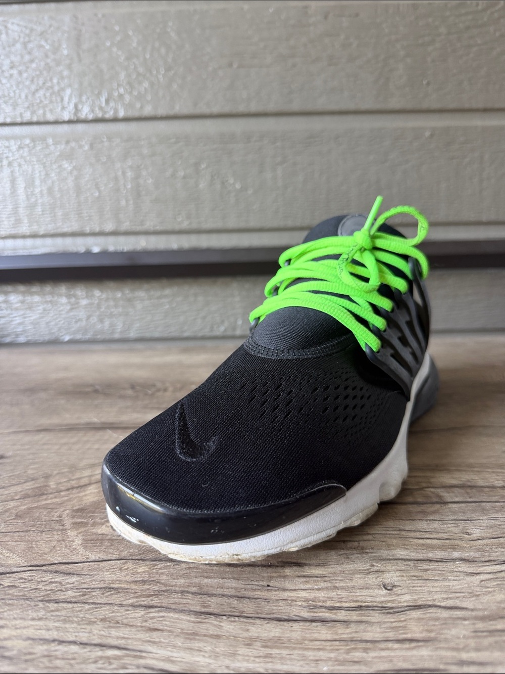 Nike Presto Men’s Black Sneakers with Neon Green Laces size 12